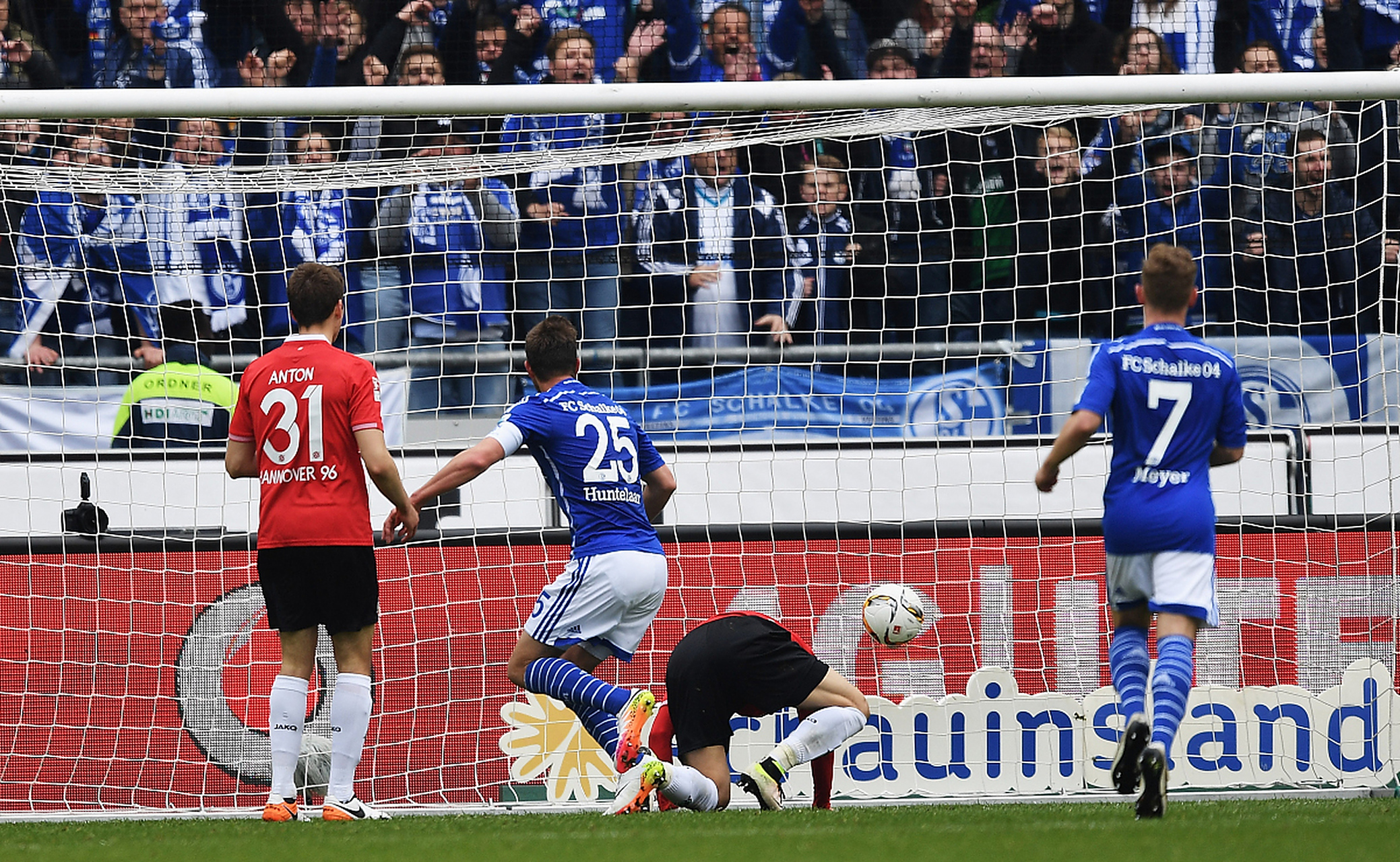 九游培训-沙尔克连胜终结，保级形势岌岌可危的简单介绍