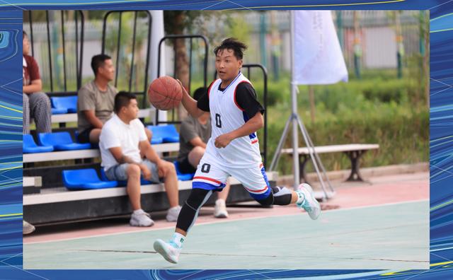 篮球场上发生激烈对抗，战况激烈