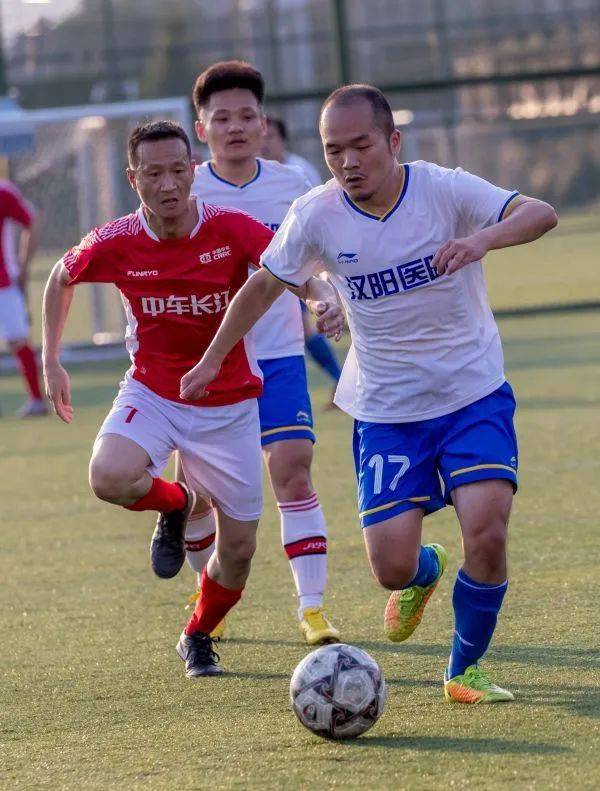 关于两支豪强在激烈比拼中不分胜负的信息