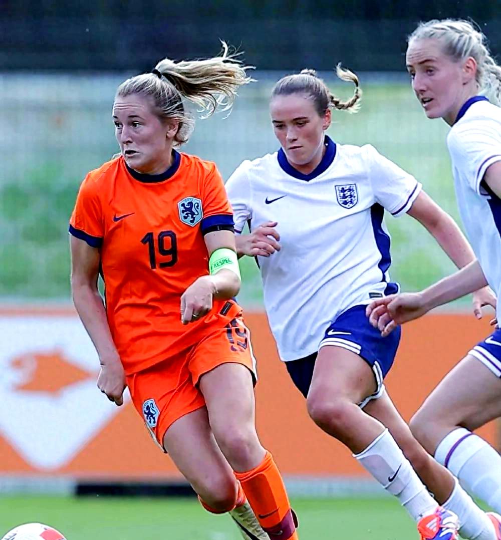 九游平台-国际比赛中，女足运动员实力过硬