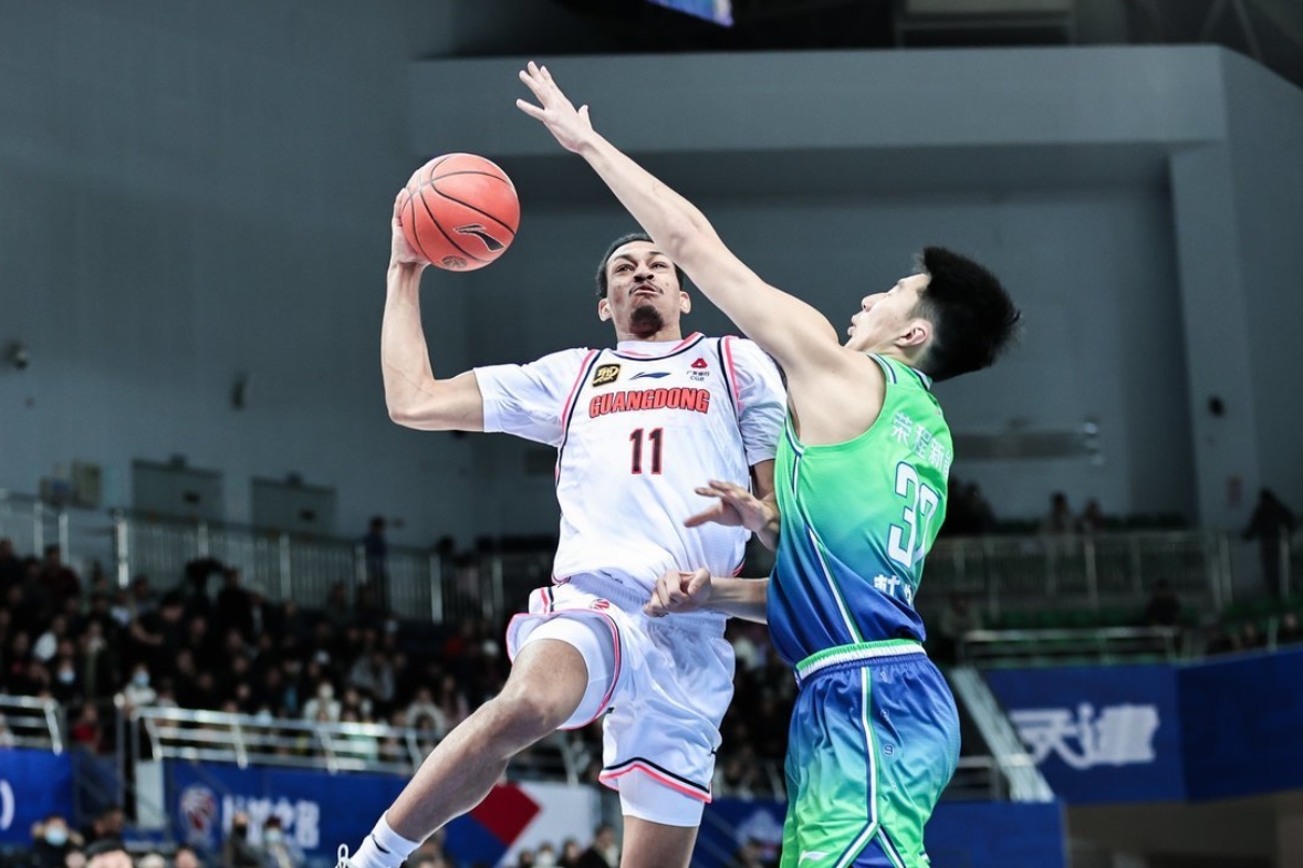 广东队在比赛中打败了对手，成功晋级