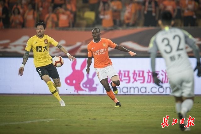 恒大客场战平武汉卓尔，继续稳坐榜首位置的简单介绍